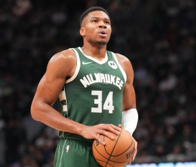 九游体育在线 - 穆雷巅峰对决，字母哥与40激战独行侠分钟，精彩发挥胜负难料！